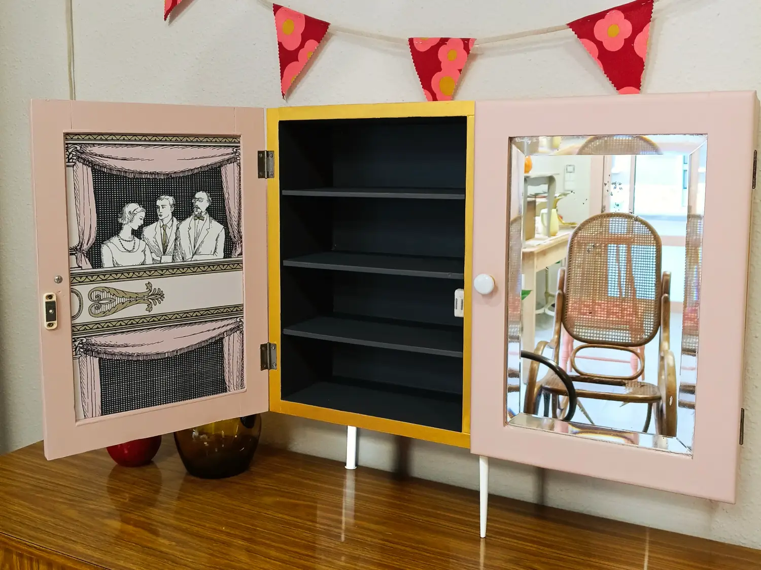 armario restaurado con espejos y acabado rosa pastel restauración muebles Zaragoza