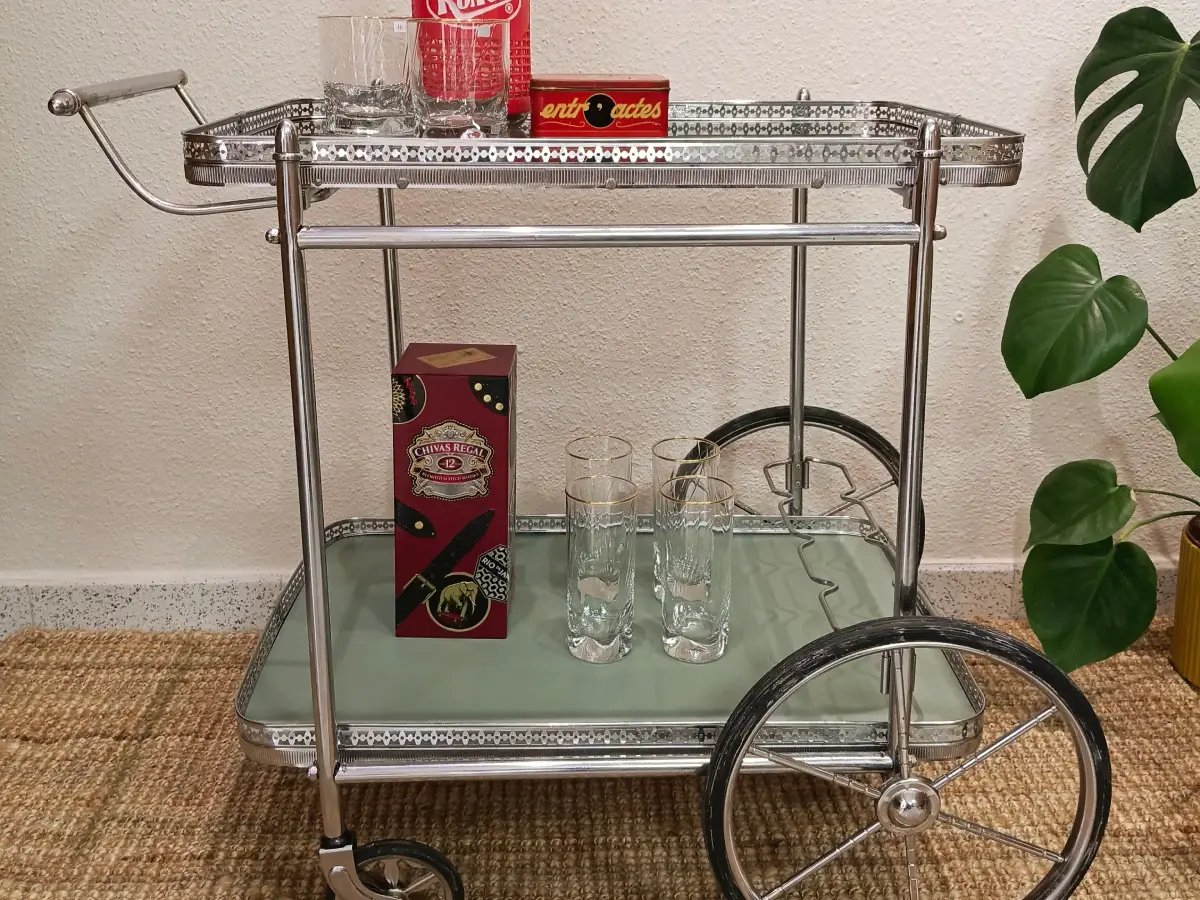 Carrito restaurado artesanalmente con acabado renovado, trabajo realizado en nuestro taller de restauración de muebles en Zaragoza, mostrando la transformación desde una pieza antigua hasta un diseño funcional y decorativo.