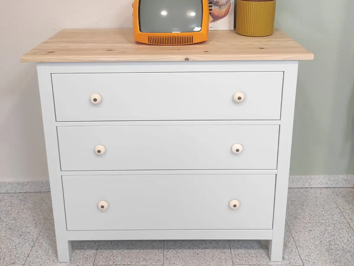 Cómoda restaurada artesanalmente con detalles refinados y acabado renovado, proyecto de restauración de muebles realizado por nuestro taller en Zaragoza, especializado en recuperación y diseño de piezas únicas.