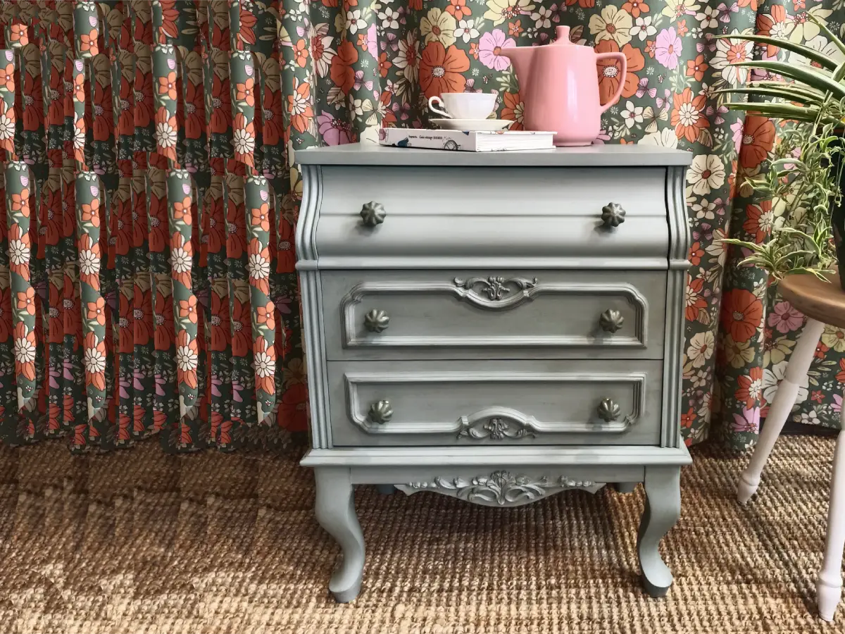 Mesilla restaurada artesanalmente con diseño clásico estilo Luis XVI, proyecto realizado por nuestro taller de restauración de muebles en Zaragoza. Esta pieza destaca por la recuperación de su estructura original y detalles elegantes en madera de haya, integrando tradición y funcionalidad en un acabado renovado.